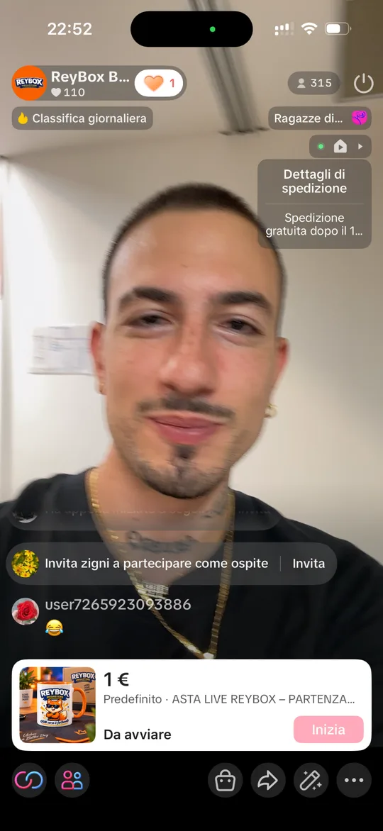 Il presentatore ReyBox risponde al pubblico durante una diretta TikTok