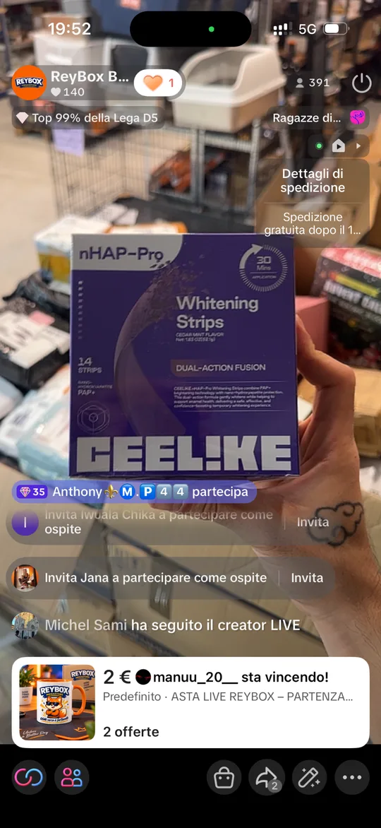 Un prodotto mostrato da vicino durante una diretta TikTok ReyBox