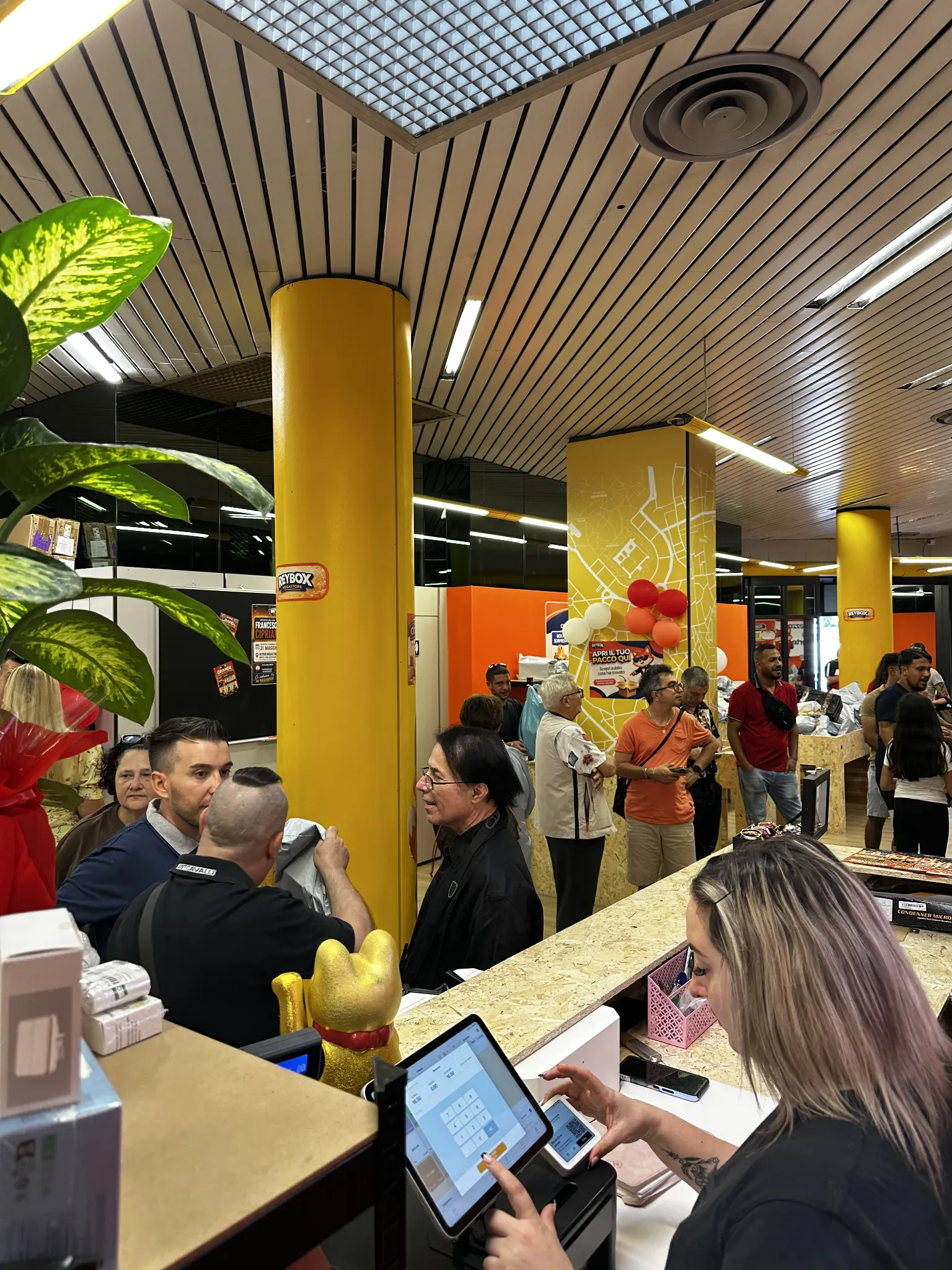 Clienti e prodotti all'interno del punto vendita ReyBox di Sesto San Giovanni