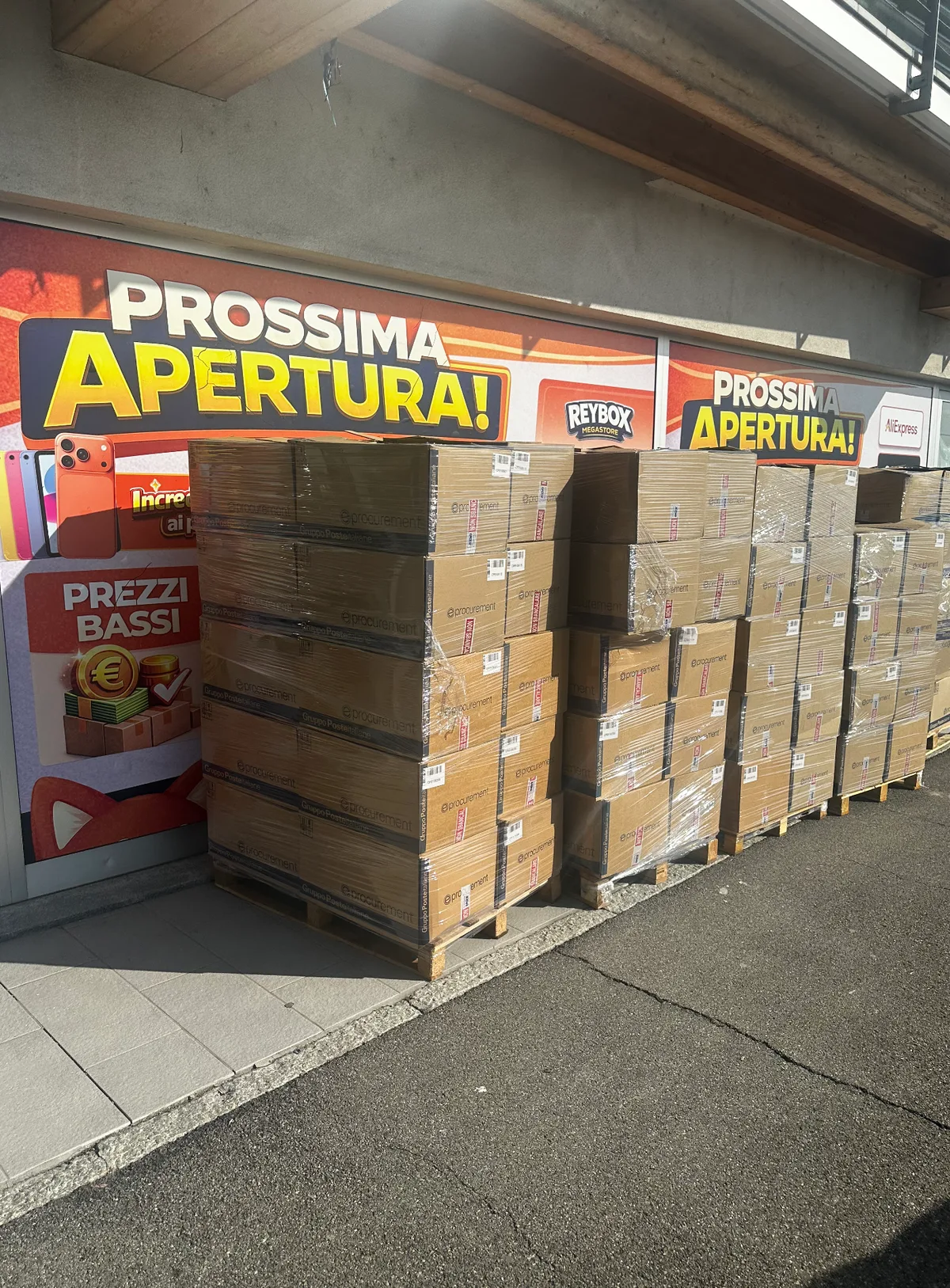 Bancali di cartoni davanti a un punto vendita ReyBox